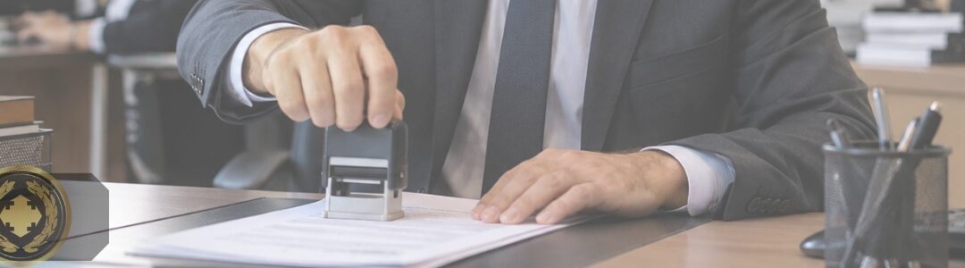 Funcionário de cartório carimbando um documento em um ambiente profissional, com iluminação natural e foco no atendimento e na formalização do serviço.