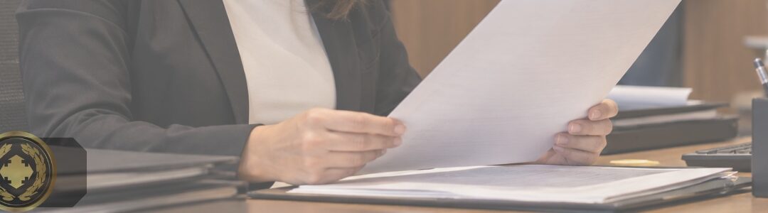 Funcionária de cartório analisando atentamente um documento em um ambiente profissional, com expressão concentrada e iluminação suave e natural.