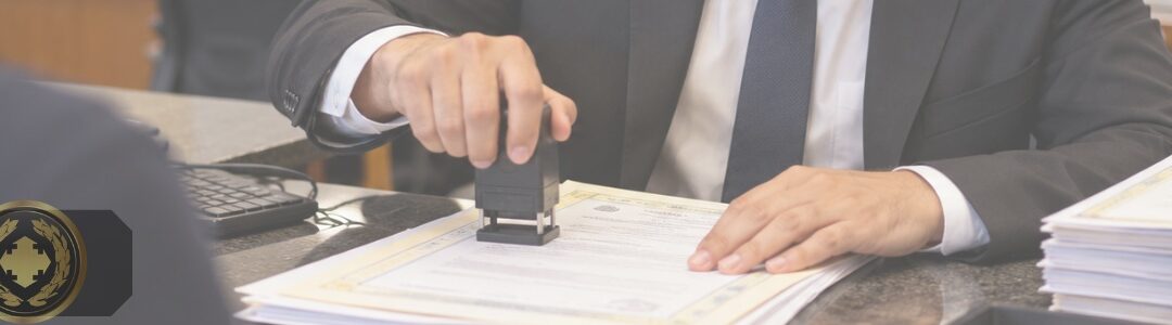 descreva de forma breve Funcionário de cartório carimbando um documento oficial durante atendimento ao público, em ambiente profissional e organizado.