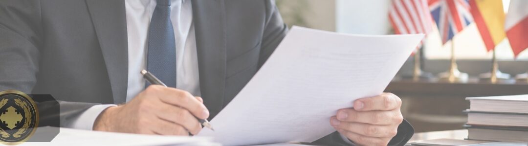 Tradutor juramentado analisando um documento com atenção em seu escritório, em um ambiente profissional, organizado e com iluminação suave.